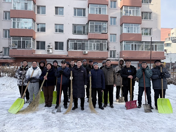 内图我为群众做实事 成人漫画
开展后院停车场清雪志愿活动.jpg